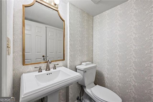 4 Queen Victoria Place NE, Atlanta, GA 30342