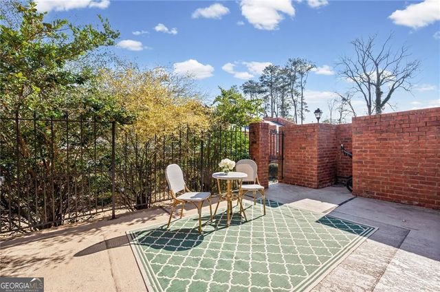 4 Queen Victoria Place NE, Atlanta, GA 30342