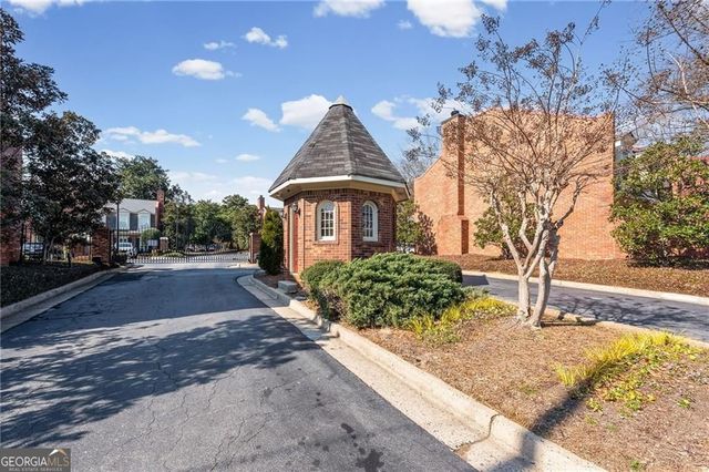 4 Queen Victoria Place NE, Atlanta, GA 30342