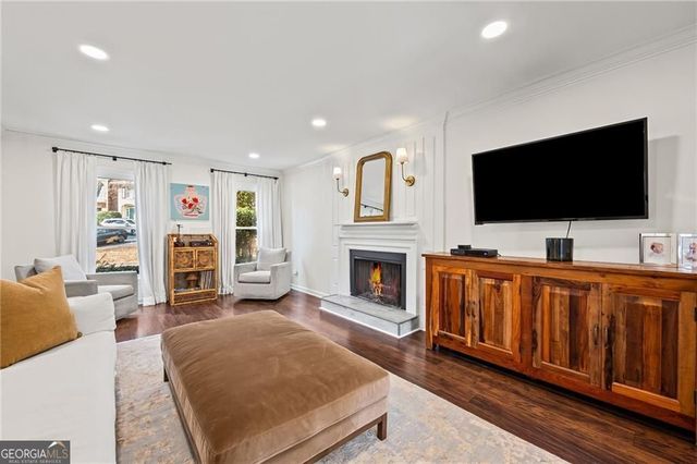 4 Queen Victoria Place NE, Atlanta, GA 30342