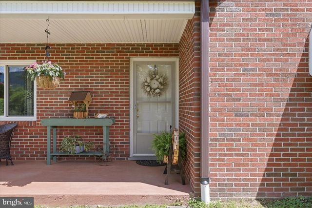 9581 VALLEY RD, Berkeley Springs, WV 25411