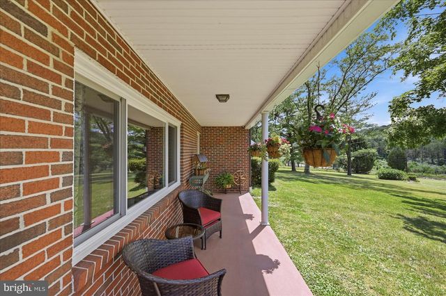 9581 VALLEY RD, Berkeley Springs, WV 25411