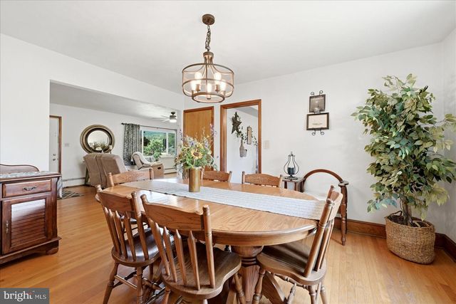 9581 VALLEY RD, Berkeley Springs, WV 25411