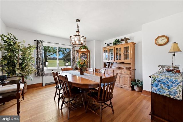 9581 VALLEY RD, Berkeley Springs, WV 25411
