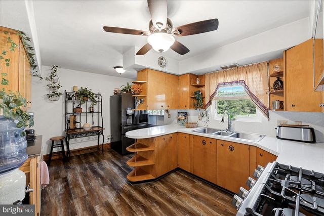 9581 VALLEY RD, Berkeley Springs, WV 25411