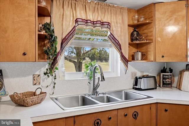 9581 VALLEY RD, Berkeley Springs, WV 25411