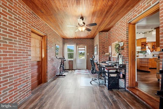 9581 VALLEY RD, Berkeley Springs, WV 25411