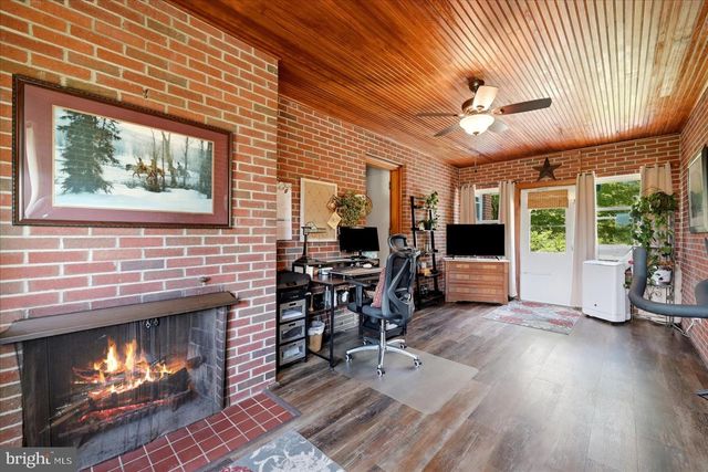 9581 VALLEY RD, Berkeley Springs, WV 25411