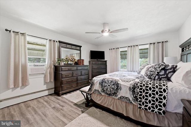 9581 VALLEY RD, Berkeley Springs, WV 25411