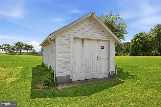 9581 VALLEY RD, Berkeley Springs, WV 25411
