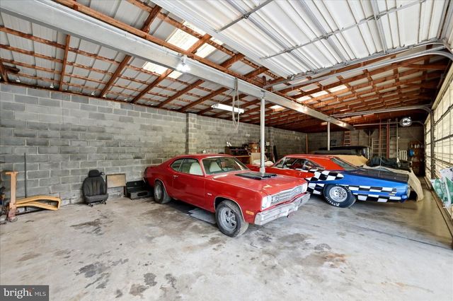 9581 VALLEY RD, Berkeley Springs, WV 25411