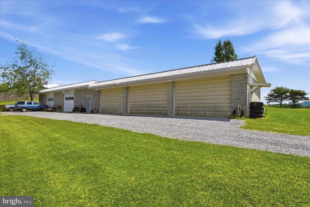 9581 VALLEY RD, Berkeley Springs, WV 25411