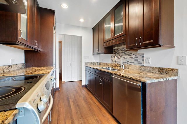 502 W Huntington Commons Road 443, Mount Prospect, IL 60056