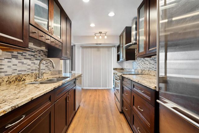 502 W Huntington Commons Road 443, Mount Prospect, IL 60056