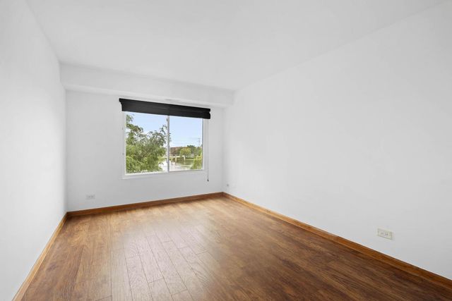 502 W Huntington Commons Road 443, Mount Prospect, IL 60056