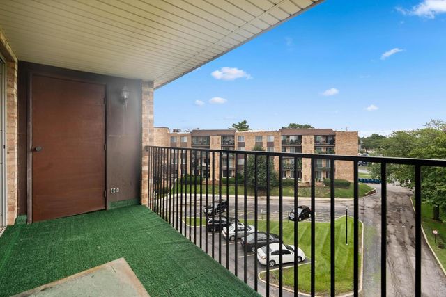 502 W Huntington Commons Road 443, Mount Prospect, IL 60056