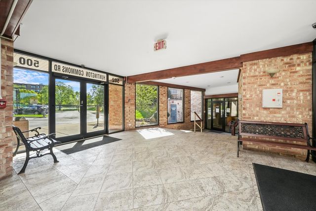 502 W Huntington Commons Road 443, Mount Prospect, IL 60056