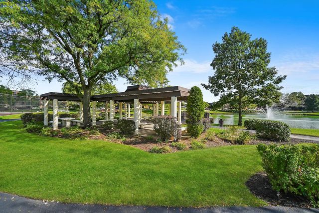 502 W Huntington Commons Road 443, Mount Prospect, IL 60056