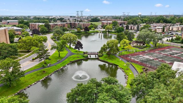 502 W Huntington Commons Road 443, Mount Prospect, IL 60056