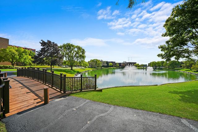 502 W Huntington Commons Road 443, Mount Prospect, IL 60056