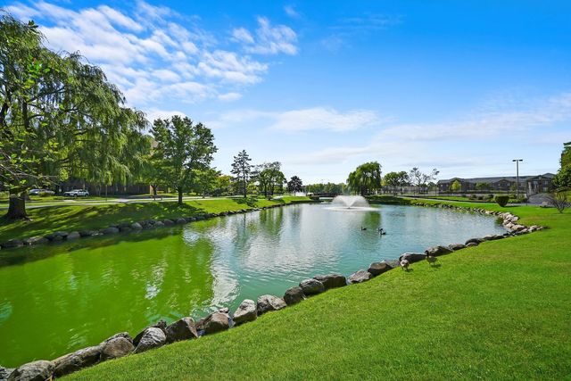 502 W Huntington Commons Road 443, Mount Prospect, IL 60056