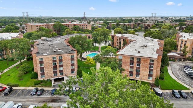 502 W Huntington Commons Road 443, Mount Prospect, IL 60056