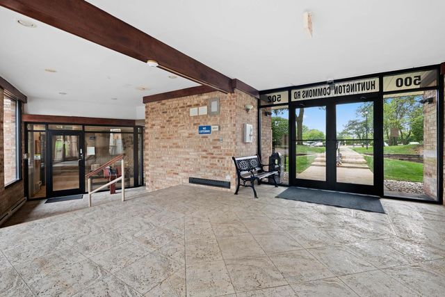 502 W Huntington Commons Road 443, Mount Prospect, IL 60056