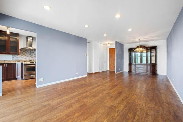 502 W Huntington Commons Road 443, Mount Prospect, IL 60056