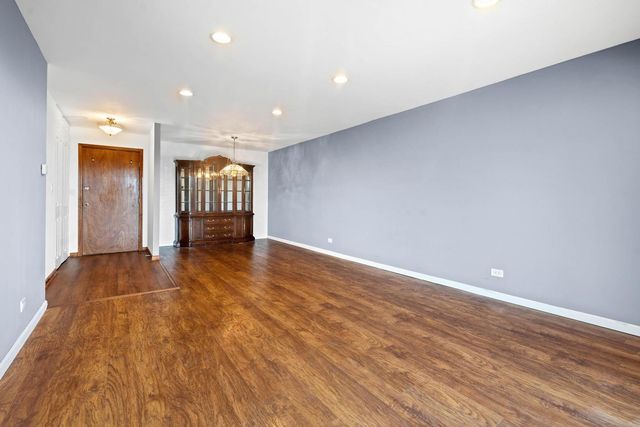 502 W Huntington Commons Road 443, Mount Prospect, IL 60056