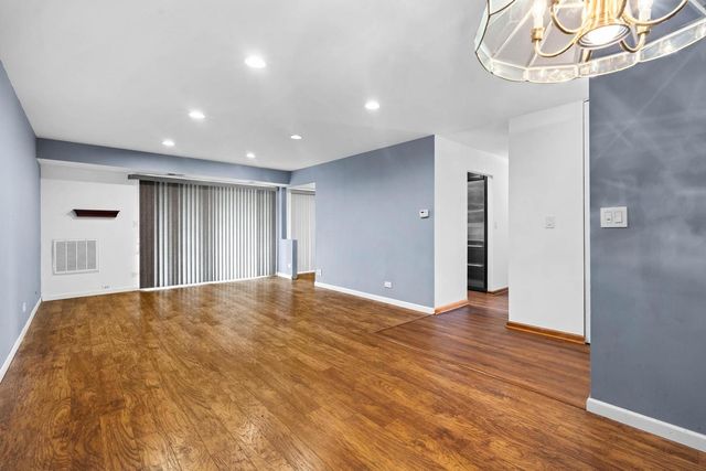 502 W Huntington Commons Road 443, Mount Prospect, IL 60056