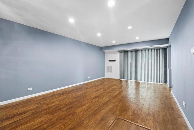 502 W Huntington Commons Road 443, Mount Prospect, IL 60056