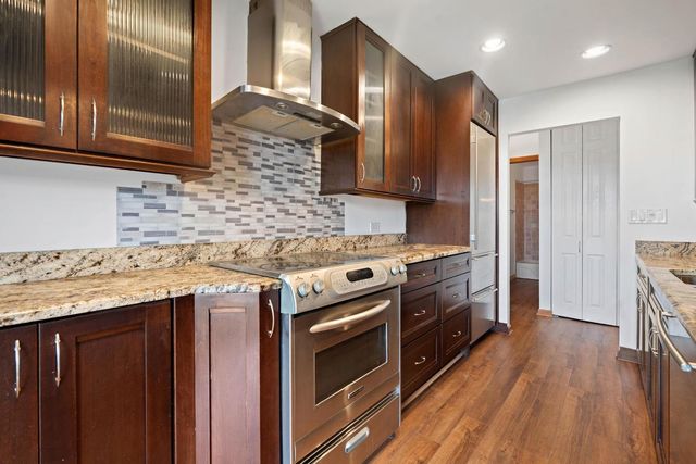 502 W Huntington Commons Road 443, Mount Prospect, IL 60056