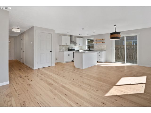 169 S 25TH Ave, Cornelius, OR 97113