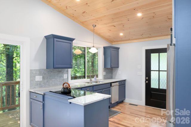 17 Woodhaven Place, Asheville, NC 28805