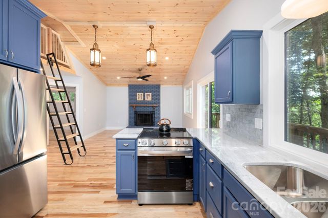 17 Woodhaven Place, Asheville, NC 28805