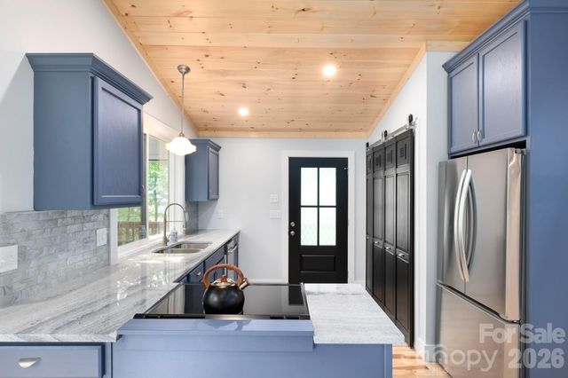 17 Woodhaven Place, Asheville, NC 28805