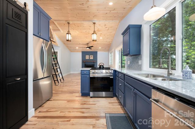17 Woodhaven Place, Asheville, NC 28805