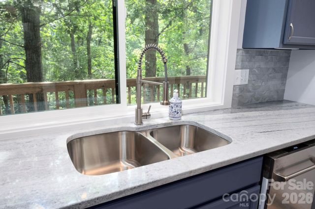 17 Woodhaven Place, Asheville, NC 28805