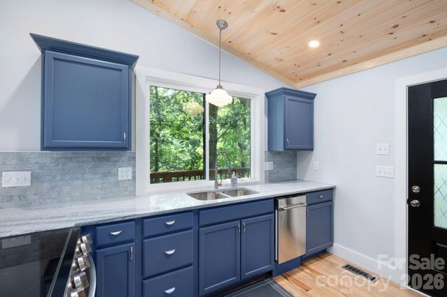 17 Woodhaven Place, Asheville, NC 28805