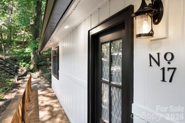 17 Woodhaven Place, Asheville, NC 28805