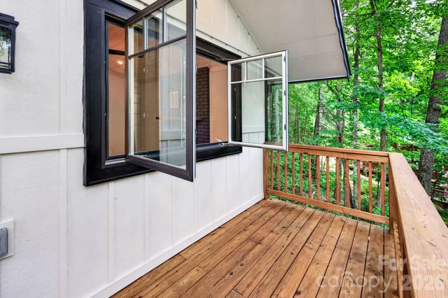 17 Woodhaven Place, Asheville, NC 28805
