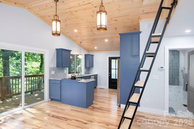 17 Woodhaven Place, Asheville, NC 28805