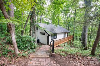 17 Woodhaven Place, Asheville, NC 28805