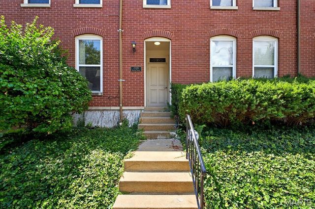 2320 Rutger Street E, St Louis, MO 63104
