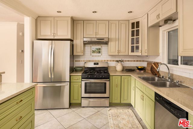 551 Kendall Avenue, Los Angeles, CA 90042