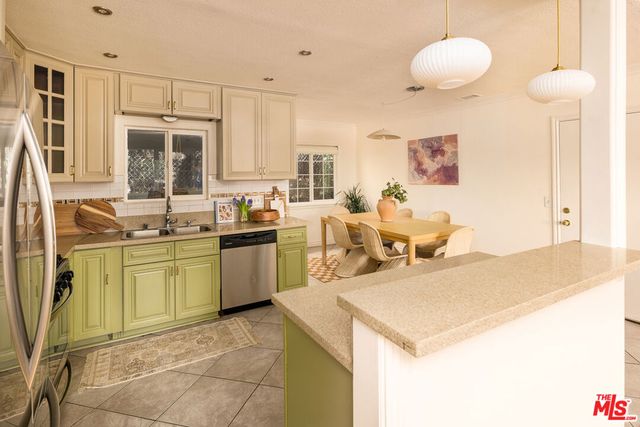 551 Kendall Avenue, Los Angeles, CA 90042