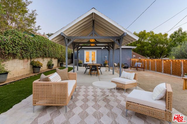 551 Kendall Avenue, Los Angeles, CA 90042