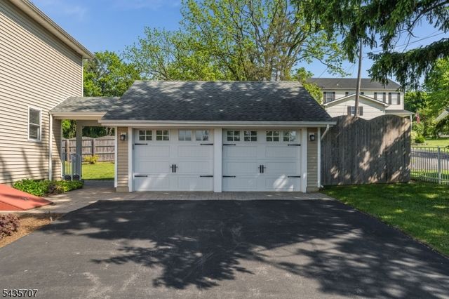 5 Marudy Dr, Clinton Town, NJ 08809