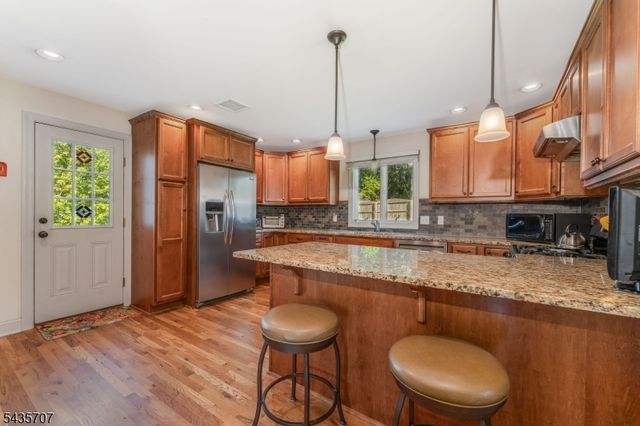 5 Marudy Dr, Clinton Town, NJ 08809