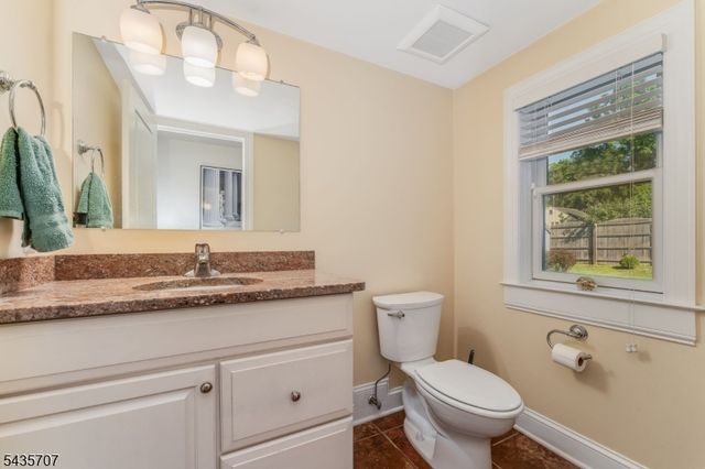 5 Marudy Dr, Clinton Town, NJ 08809